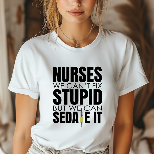 Camiseta Enfermeira Engraçada Não Podemos Ajustado Estúpido (Inject some fun and personality into your nursing attire with this clever and stylish t-shirt.)