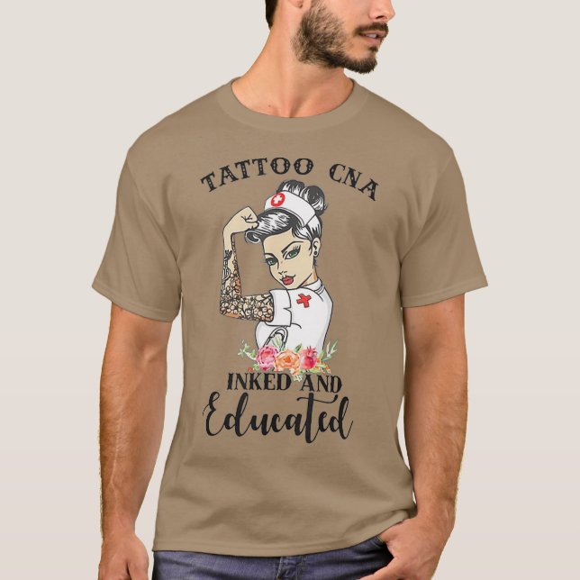 Camiseta Enfermeira Forte De Tattoo CNA Inclina E Educou (Frente)