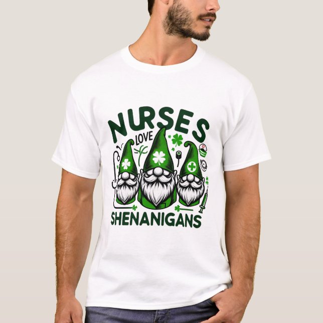 Camiseta Enfermeira Lucky Gnomos - Shenanigans em Escrubs (Frente)