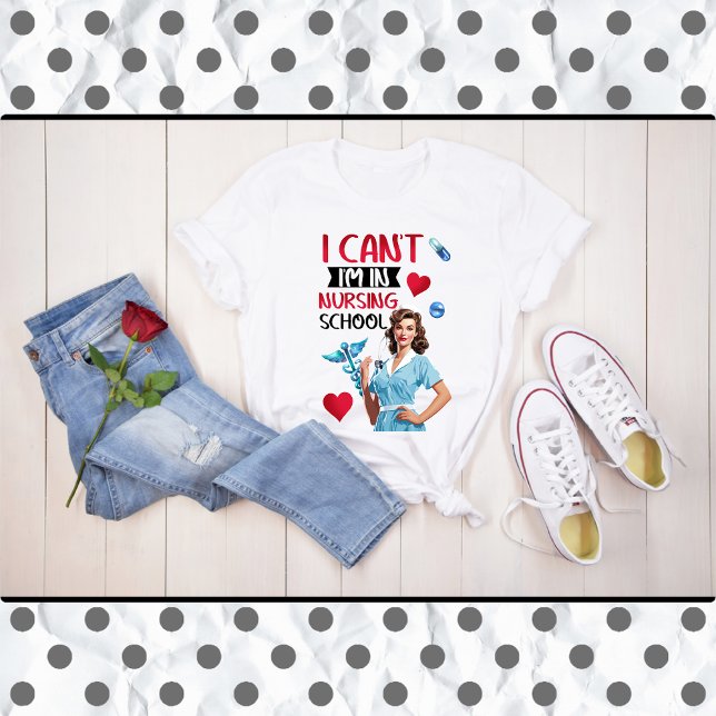 Camiseta Enfermeira Nostálgica Bonita Se Aproxima Na Enferm (Criador carregado)