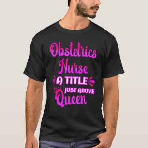 Camiseta Enfermeira Obstétrica Um Título Logo Acima da Rain