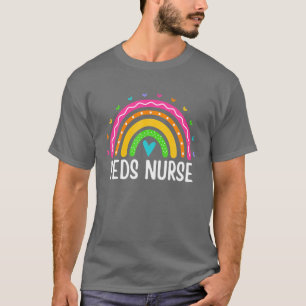 Camiseta Enfermeira Pediátrica Enfermagem Arco-Íris RN PEDS