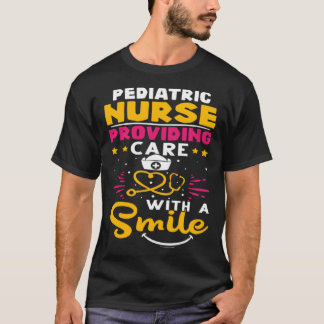 Camiseta Enfermeira Pediátrica Prestando cuidados com um so