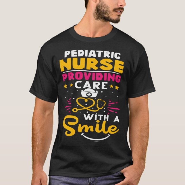Camiseta Enfermeira Pediátrica Prestando cuidados com um so (Frente)