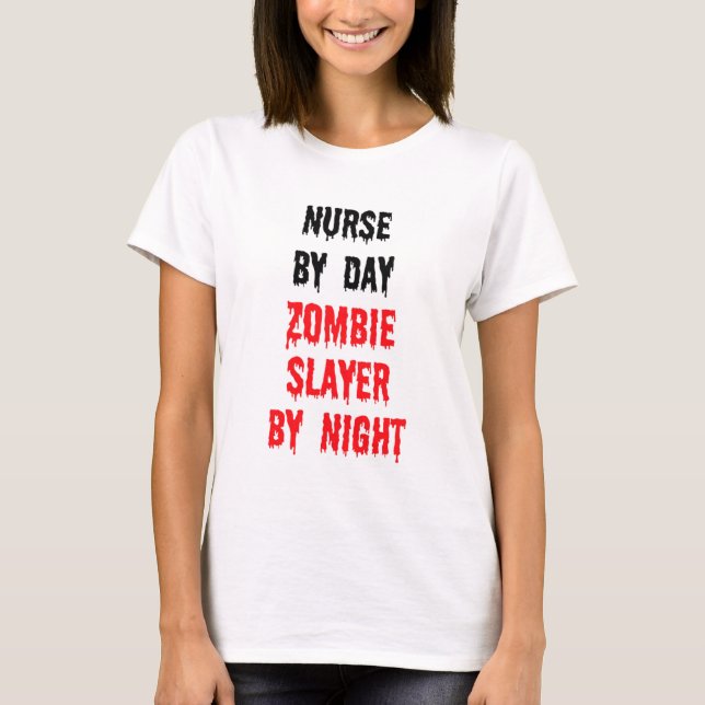 Camiseta Enfermeira por dia Zombie Caçadora por Noite (Frente)