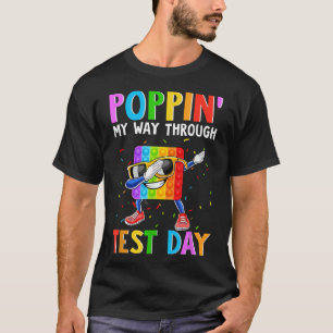Camiseta Enfiar meu caminho através do dia de teste engraça
