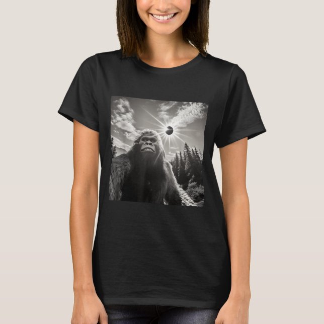 Camiseta Engraçada Bigfoot Tirando Selfie Eclipse  (Frente)