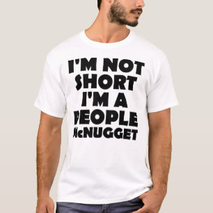 Camiseta engraçada com detalhe para pessoas baixas