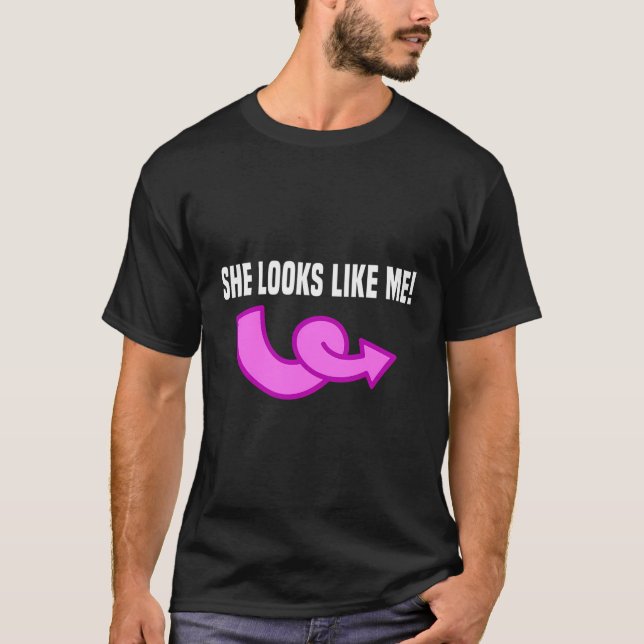 Camiseta Engraçada Correspondência De Gêmeos Idêntica Ela P (Frente)