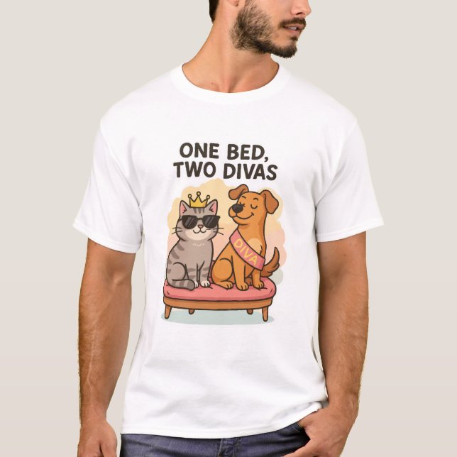Camiseta Engraçada de Gato e Cão - Uma Cama, Dois  (Frente)