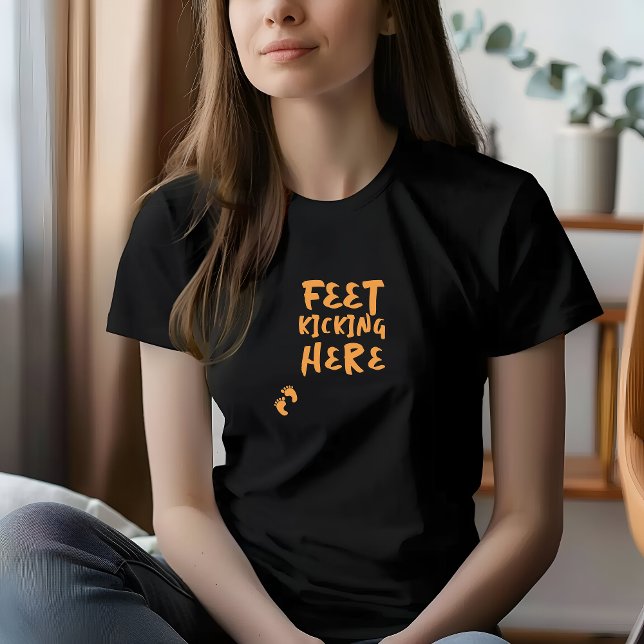 Camiseta engraçada de gravidez com impressão digit (Celebrate your pregnancy with this adorable T-shirt with phrase "feet kicking here".)