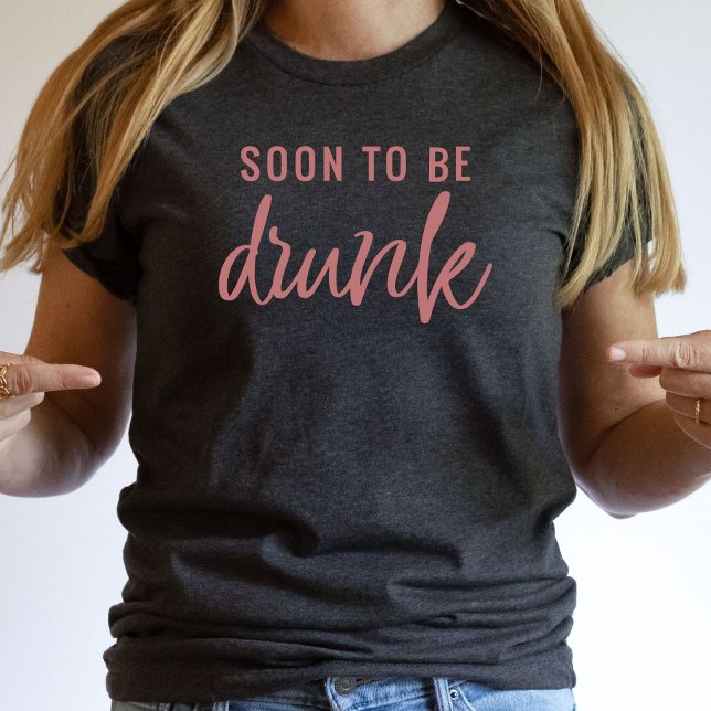 Camiseta Engraçada de Noiva Bêbada em Breve para D (Criador carregado)