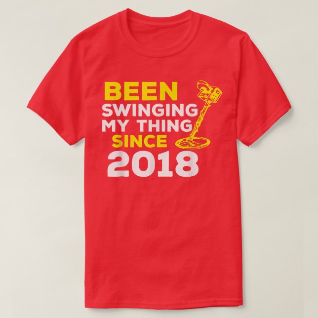 Camiseta Engraçada Está Balançando Minha Coisa Desde 2018 (Frente do Design)