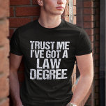 Camiseta Engraçada Faculdade de Direito - Advogado Humor Co<br><div class="desc">Confie em mim,  tenho um diploma de Direito. Um presente engraçado para um estudante de Direito que se formou e passou no exame de bar. Um pouco de humor de advogado.</div>