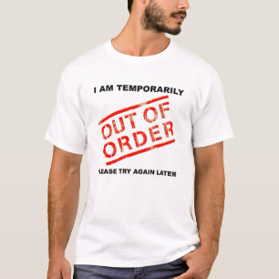 Camiseta engraçada fora de ordem