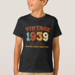 Camiseta Engraçado 1939 Vintage, 86 anos, Presente de anive<br><div class="desc">Celebre em estilo com este design de aniversário personalizado. Perfeito para aniversários de todas as idades, do marco 21rua, 30, 40º, 50º e além. Projetado para se destacar, este design gráfico faz uma ideia ideal de presente de aniversário para homens e mulheres que amam roupas únicas, divertidas e personalizadas. Quer...</div>
