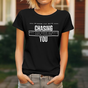Camiseta Engraçado - A Sabedoria está atrás de você