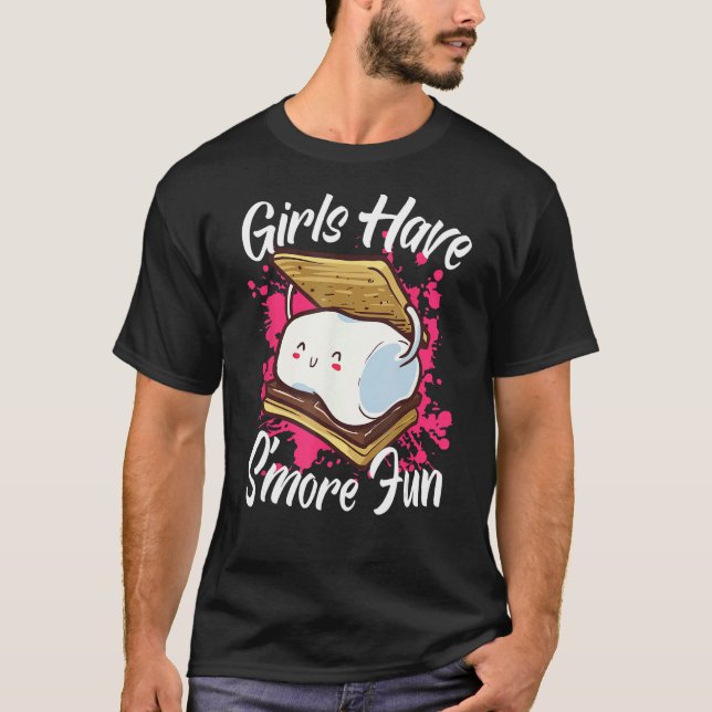 Camiseta Engraçado Acampamento Marshmallow Garotas Têm Mais (Frente)