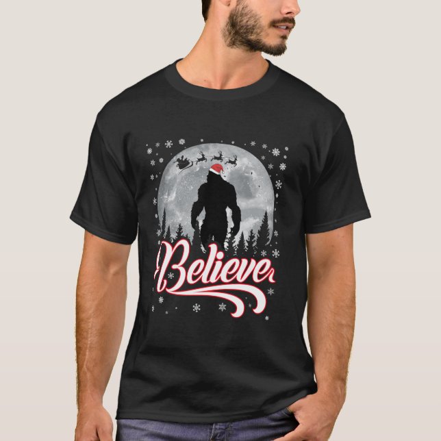 Camiseta Engraçado Acredite no Natal Pé Grande Santa Lua Sc (Frente)
