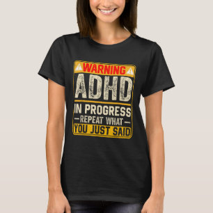 Camiseta Engraçado Adhd Em Andamento Repita O Que Você Diss