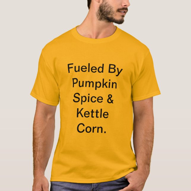Camiseta Engraçado Alimentado por Pumpkin Spice e Kettle Co (Frente)