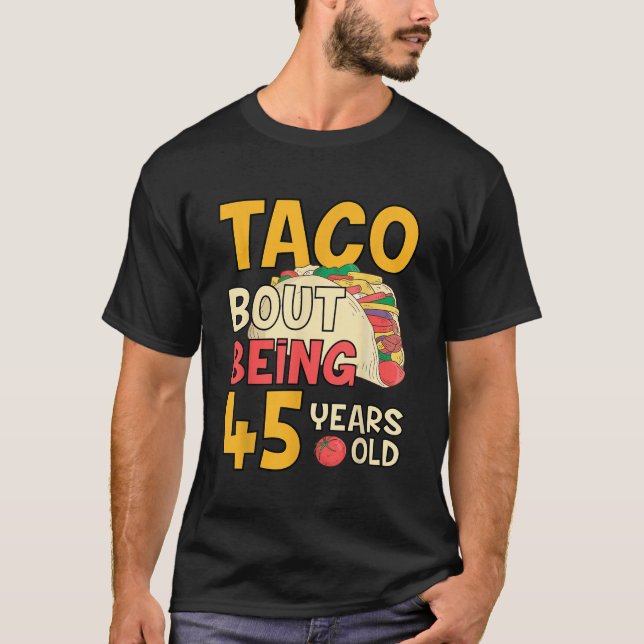 Camiseta Engraçado Aniversário de 45 anos Taco Cerca De 45  (Frente)