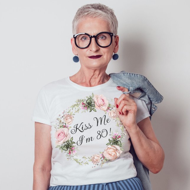 Camiseta Engraçado Beije-me Sou 80 Rosas Rosa Floral (A fun tshirt for a woman's 80th birthday party!)