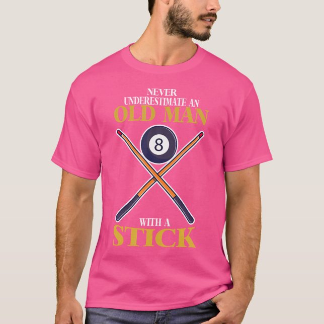 Camiseta Engraçado Billiard Old Man Com Stick E Billiard Ba (Frente)