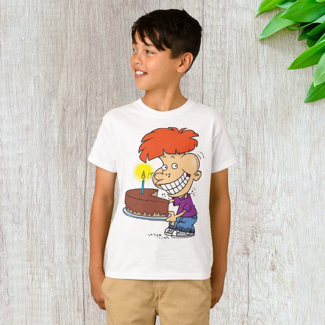 Camiseta Engraçado Cartoon Boy com Bolo de Aniversário de C (Criador carregado)