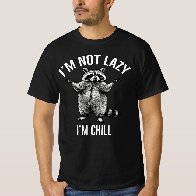Camiseta Engraçado Chill Raccoon - "Eu não sou preguiçoso,  (Frente)