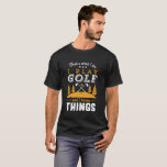Camiseta Engraçado Citação de Golfe Eu Toco Golfe e Sei Coi<br><div class="desc">É isso que eu faço. Eu jogo golfe e sei de coisas. Design engraçado e humorístico para jogador de golfe, treinador de golfe ou fã de golfe. Esta mercadoria retrô vintage é excelente para aqueles que desfrutam de golfe no campo de golfe, colocando e pontuando passarinhos. Perfeito para golfistas profissionais,...</div>