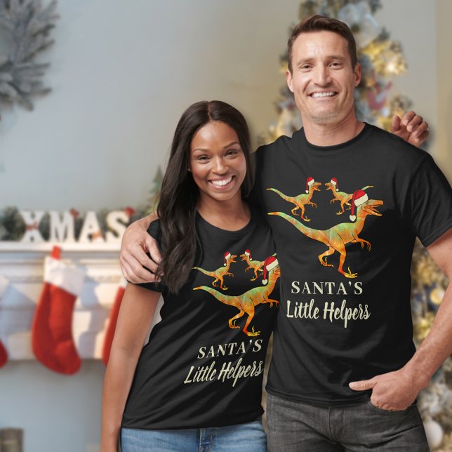 Camiseta Engraçado Citação dos Dinossauros de Natal (Santas little helpers funny Christmas dinosaur T-Shirt with velociraptor dino wearing Santa hats)