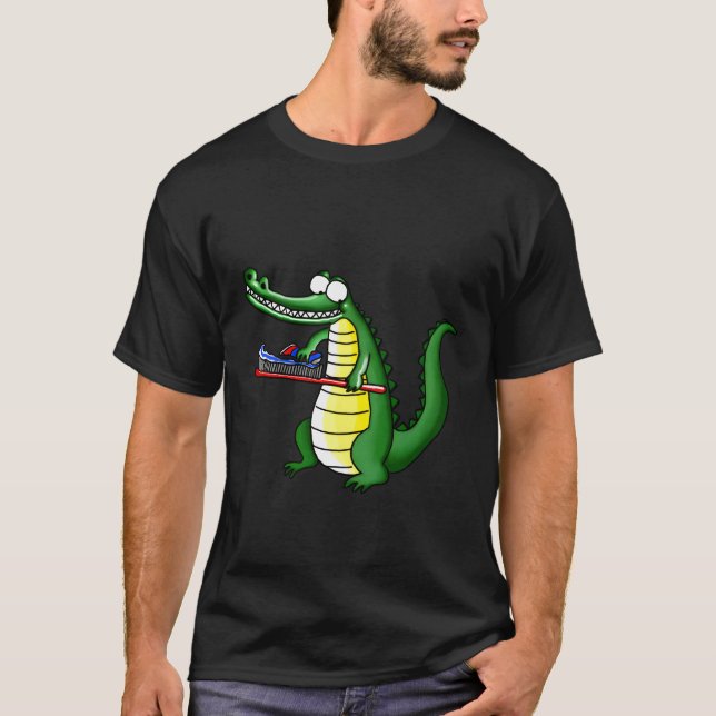 Camiseta Engraçado Crocodilo Sorriso Escovando Seus Dentes  (Frente)