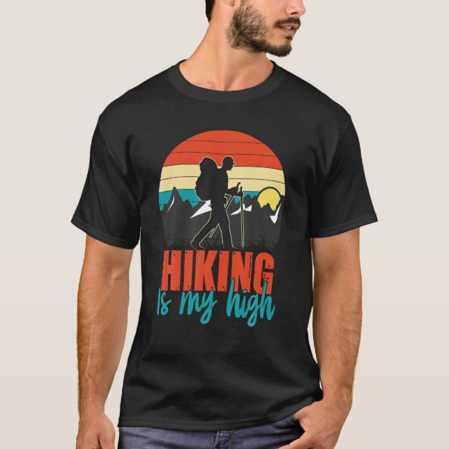 Camiseta Engraçado Diz "Caminhar É Meu Alto" Para Homens (Frente)