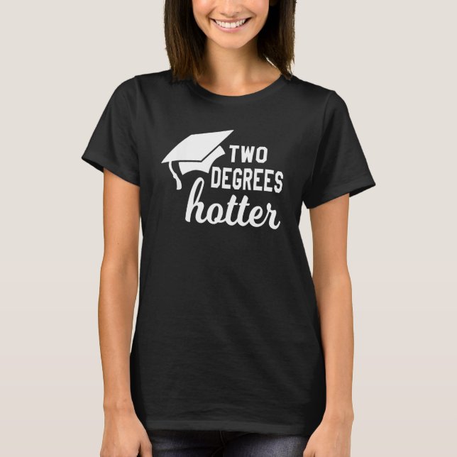 Camiseta Engraçado Dois Graus Diploma De Boné de formatura  (Frente)