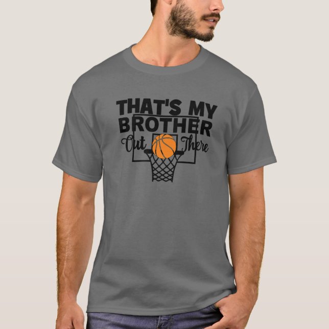 Camiseta Engraçado, é o meu irmão lá fora Irmã de Basquete (Frente)