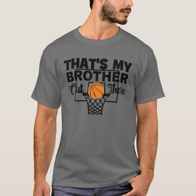 Camiseta Engraçado, é o meu irmão lá fora Irmã de Basquete (Frente)