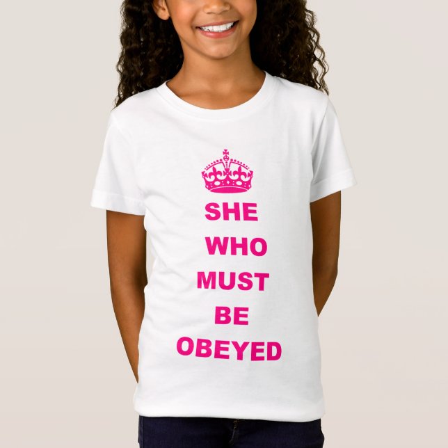Camiseta Engraçado ela que deve ser obedecida. (Frente)