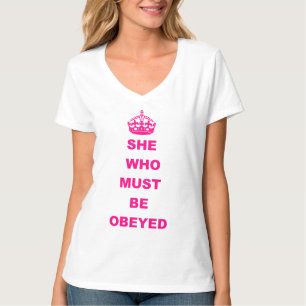 Camiseta Engraçado ela que deve ser texto obedecido