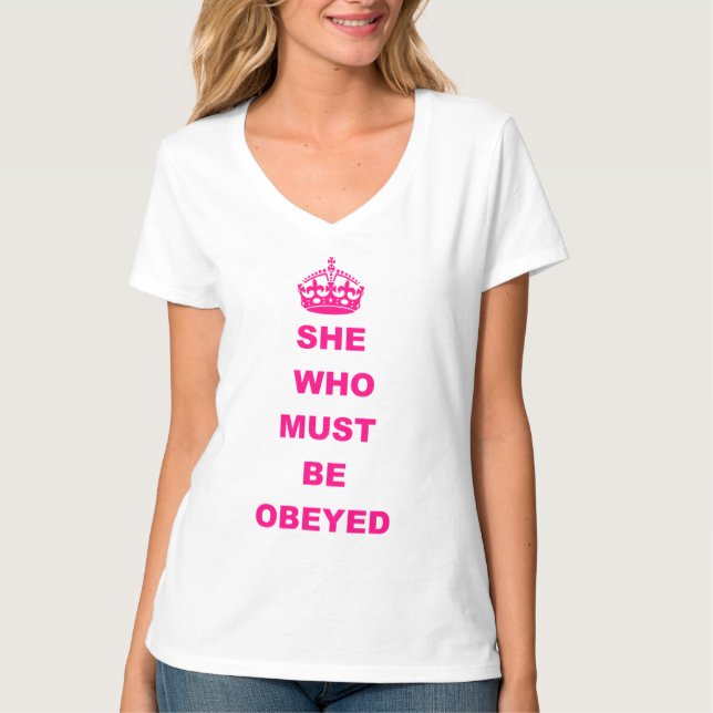 Camiseta Engraçado ela que deve ser texto obedecido (Frente)
