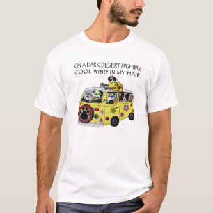 Camiseta Engraçado Em Uma Estrada Escura Do Deserto Cão S
