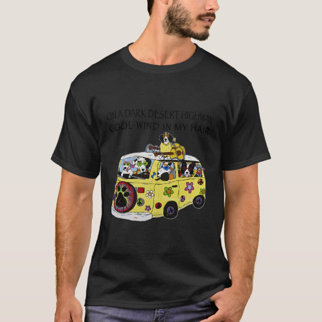 Camiseta Engraçado Em Uma Estrada Escura Do Deserto Cão Sen (Frente)
