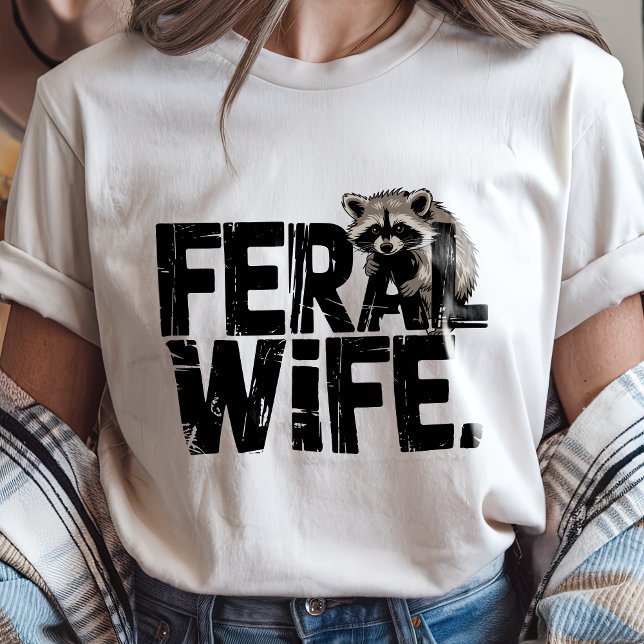 Camiseta Engraçado Esposa Feral Raccoon Animal Humor Selvag (Funny Feral Wife Raccoon Animal Wild Humor T-Shirt)