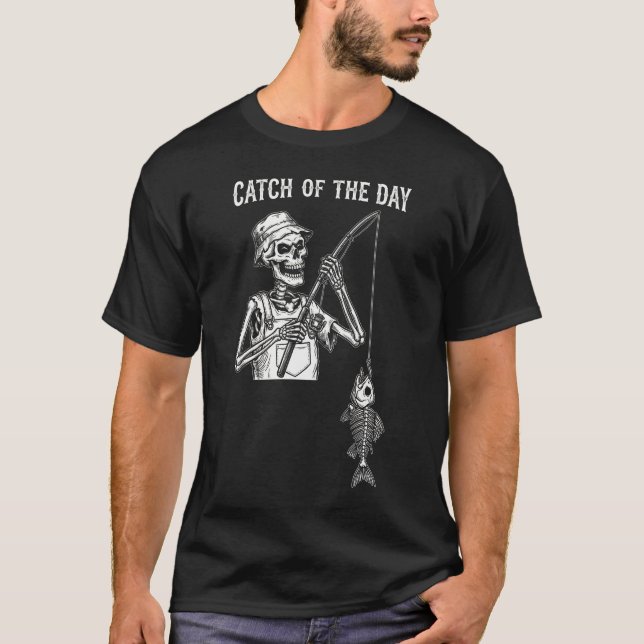 Camiseta Engraçado Esqueleto Pescando "Peixe do Dia"  (Frente)