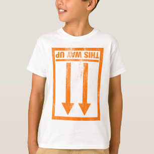 Camiseta Engraçado esta maneira acima do t-shirt do sinal
