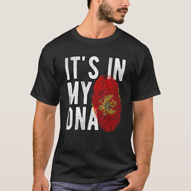 Camiseta Engraçado, está no meu DNA, sinalizador Montenegro (Frente)
