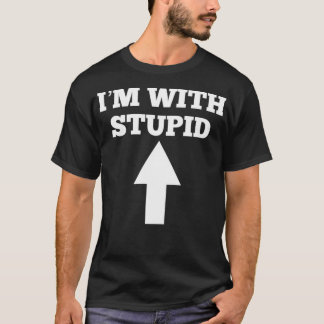 Camiseta Engraçado, estou com o idiota e a seta apontando p