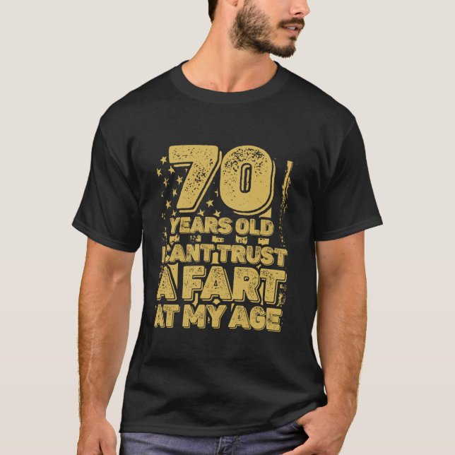 Camiseta Engraçado Geezer Velho Homem De Aniversário Dando  (Frente)