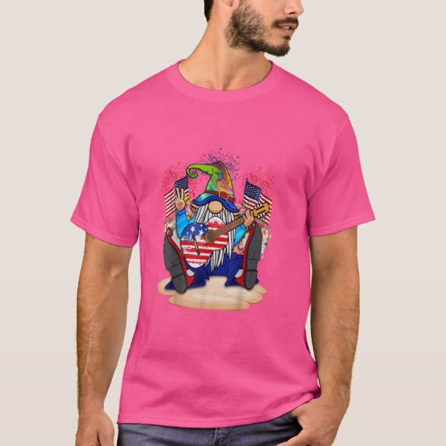 Camiseta Engraçado Gnome com cantos de guitarra e celebra 4 (Frente)
