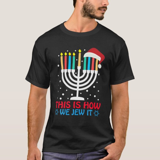 Camiseta Engraçado Hanukkah Judeu É Assim Que Julgamos (Frente)